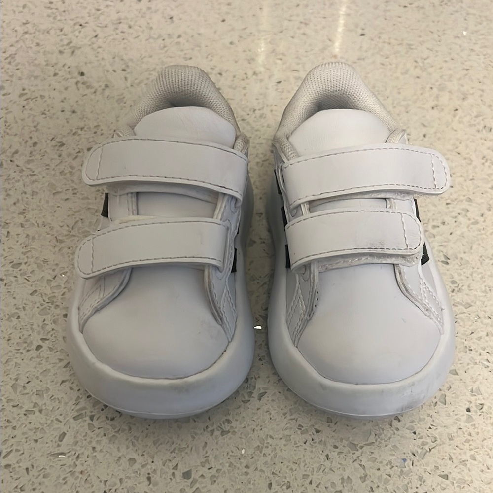 Toddler Adidas Grand court 2.0 size 5